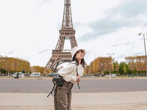 10 Gaya Kece Fuji Jalan-Jalan di Paris Bareng Dokter Ganteng, Netizen 'Vibesnya Cewek Korea Liburan di Eropa'