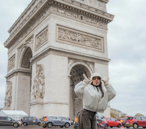 10 Gaya Kece Fuji Jalan-Jalan di Paris Bareng Dokter Ganteng, Netizen 'Vibesnya Cewek Korea Liburan di Eropa'