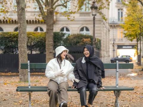 10 Gaya Kece Fuji Jalan-Jalan di Paris Bareng Dokter Ganteng, Netizen 'Vibesnya Cewek Korea Liburan di Eropa'