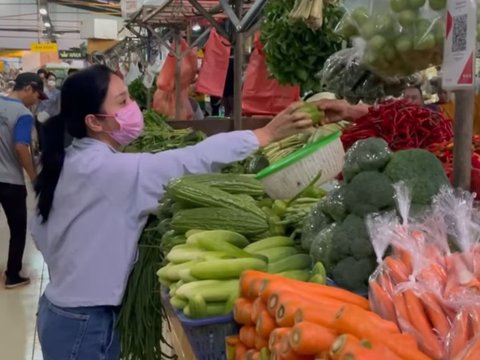 Momen Bunga Zainal Belanja Sayuran di Pasar, Ngeluh Harga Cabai Mahal