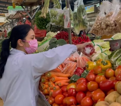 Momen Bunga Zainal Belanja Sayuran di Pasar, Ngeluh Harga Cabai Mahal