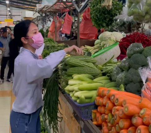 Momen Bunga Zainal Belanja Sayuran di Pasar, Ngeluh Harga Cabai Mahal