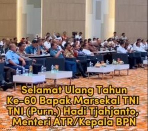 Namun siapa sangka, di akhir acara ada kejutan spesial untuk eks Panglima TNI ini. Para hadirin di Rakornas merayakan ulang tahun Hadi Tjahjanto yang baru saja berlangsung.<br>