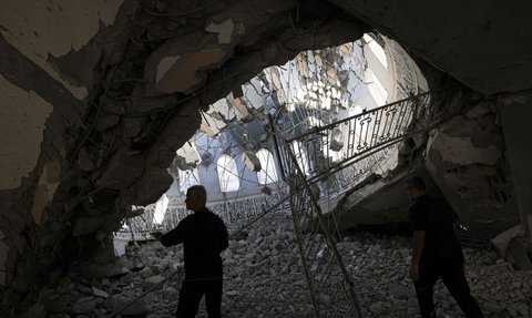 FOTO: Penampakan Masjid Megah di Jalur Gaza Hancur Lebur Dibombardir Israel