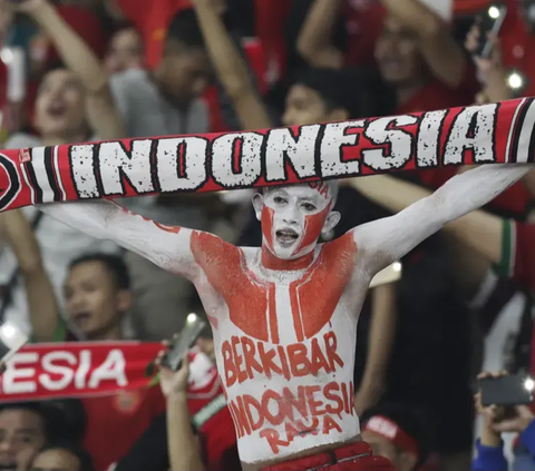 Rare Moment of Persija and Persib Fans in Harmony in One Tribune, Respectful since 1990 Still Calm