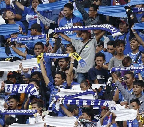 Rare Moment of Persija and Persib Fans in Harmony in One Tribune, Respectful since 1990 Still Calm