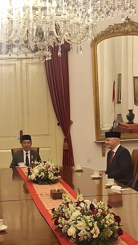 Berpeci, Presiden FIFA Berbincang dengan Jokowi di Istana