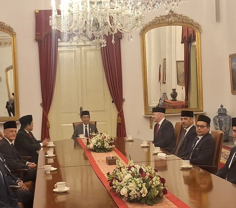 Berpeci, Presiden FIFA Berbincang dengan Jokowi di Istana