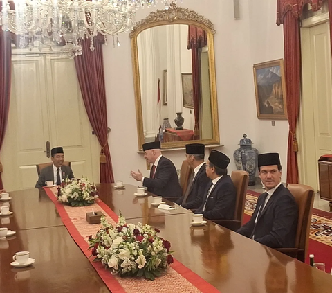 Berpeci, Presiden FIFA Berbincang dengan Jokowi di Istana