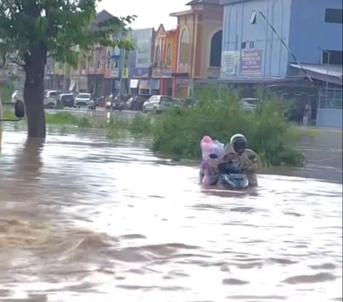 Rela Motor Hanyut demi Bantu Ibu dan Anak yang Terjebak Banjir, Aksi Heroik Pria Ini Tuai Pujian Warganet