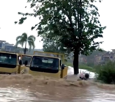 Rela Motor Hanyut demi Bantu Ibu dan Anak yang Terjebak Banjir, Aksi Heroik Pria Ini Tuai Pujian Warganet