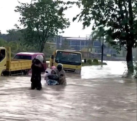 Rela Motor Hanyut demi Bantu Ibu dan Anak yang Terjebak Banjir, Aksi Heroik Pria Ini Tuai Pujian Warganet