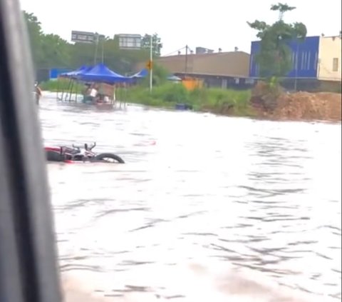 Rela Motor Hanyut demi Bantu Ibu dan Anak yang Terjebak Banjir, Aksi Heroik Pria Ini Tuai Pujian Warganet