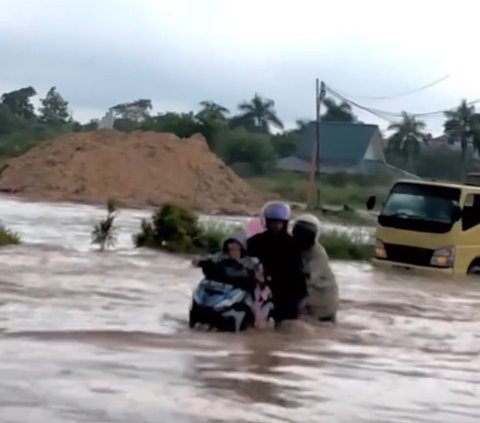 Rela Motor Hanyut demi Bantu Ibu dan Anak yang Terjebak Banjir, Aksi Heroik Pria Ini Tuai Pujian Warganet