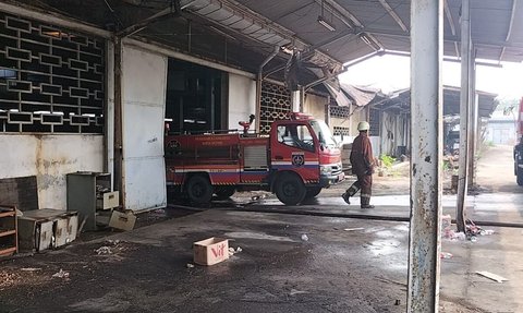 Gara-Gara Satpam Bakar Sampah, Pabrik di Jalan Raya Bogor Terbakar