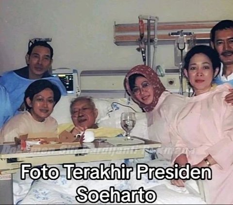 Foto kedua memperlihatkan Soeharto saat dijenguk oleh anak-anaknya sebelum meninggal dunia. <br>