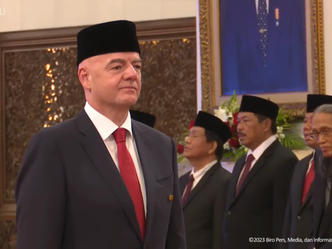 Portrait of FIFA President Gianni Infantino Wearing a Traditional Indonesian Cap while Meeting President Jokowi at the Palace