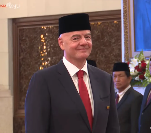 Portrait of FIFA President Gianni Infantino Wearing a Traditional Indonesian Cap while Meeting President Jokowi at the Palace