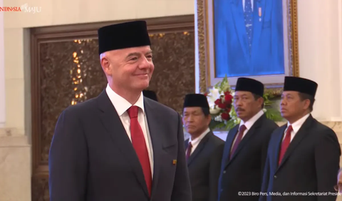 Presiden FIFA Pakai Peci