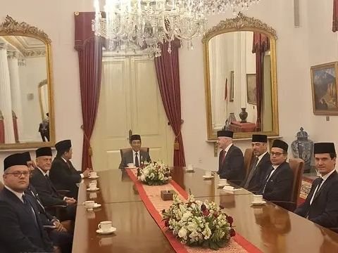 Portrait of FIFA President Gianni Infantino Wearing a Traditional Indonesian Cap while Meeting President Jokowi at the Palace