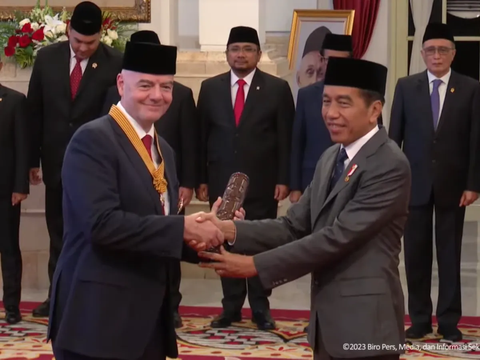 Portrait of FIFA President Gianni Infantino Wearing a Traditional Indonesian Cap while Meeting President Jokowi at the Palace