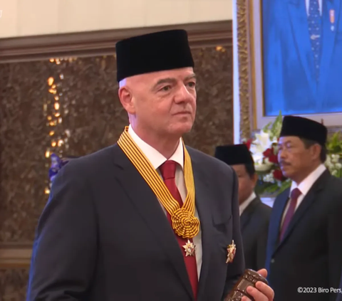 Portrait of FIFA President Gianni Infantino Wearing a Traditional Indonesian Cap while Meeting President Jokowi at the Palace