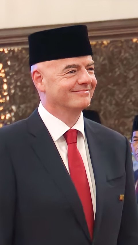 Portrait of FIFA President Gianni Infantino Wearing a Traditional Indonesian Cap while Meeting President Jokowi at the Palace