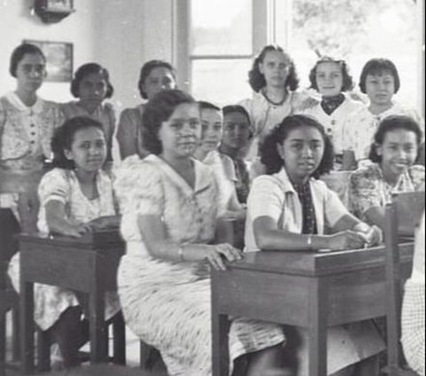 Old Picture of Schoolgirls in Jakarta in 1939, Dutch Children and Indigenous Children Study Together