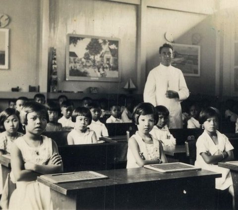 Old Picture of Schoolgirls in Jakarta in 1939, Dutch Children and Indigenous Children Study Together