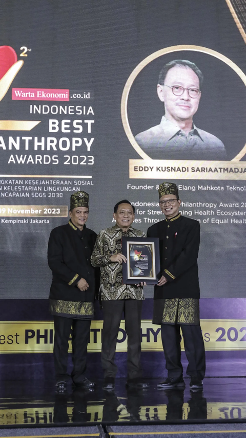 FOTO: Pendiri Emtek Eddy Sariaatmadja Raih Indonesia Best Philanthropy Awards 2023