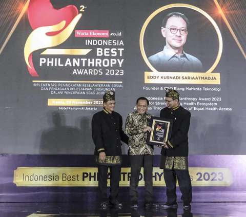 Pendiri PT Elang Mahkota Teknologi (EMTEK), Eddy Kusnadi Sariaatmadja  meraih penghargaan sebagai filantropi di bidang kesehatan dalam acara Indonesia Best Philanthropy Awards 2023 di Jakarta, Kamis (9/11/2023).