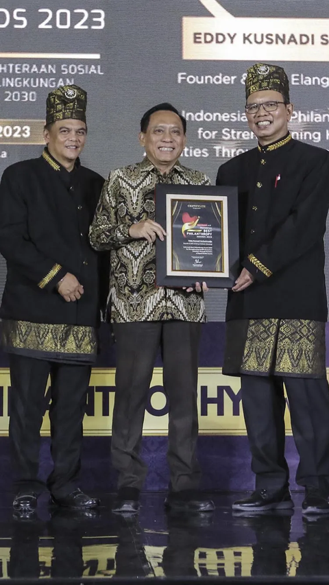 Penghargaan tersebut diserahkan kepada Direktur Surya Citra Media Imam Sudjarwo sebagai perwakilan.