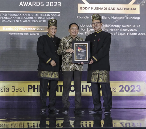 FOTO: Pendiri Emtek Eddy Sariaatmadja Raih Indonesia Best Philanthropy Awards 2023