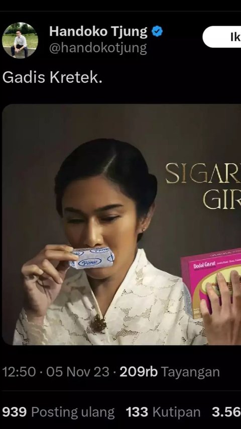 The girl is eating dodol from Garut kretek! Why did she smell the dodol first? This is a bit different!