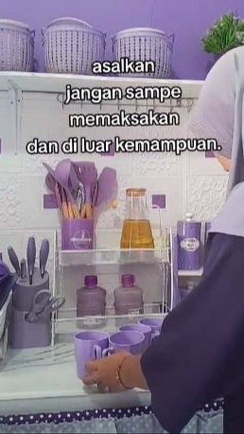 Through TikTok @dewi.purple, Dewi showcases her all-purple kitchen.