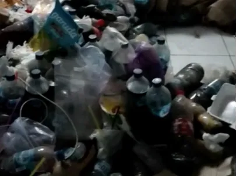 Curiga Teman Kos Tak pernah Keluar, Pria ini Dapati Kamarnya Penuh Botol Berisi Air Kencing dan Sampah Baunya Menyengat