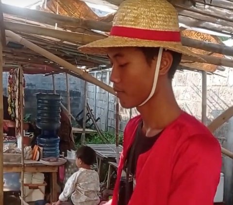 Viral Penjual Gorengan Jualan Sambil Cosplay Jadi Luffy One Piece, Penuh Totalitas