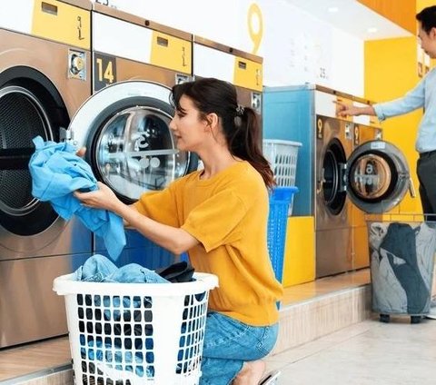 So Daring! This Married Couple Insists on Washing Two Thick Mattresses in a Self-Service Laundry Washing Machine, Netizens Are Furious