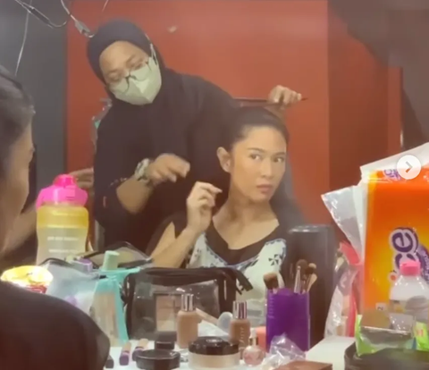 MUA Confesses the Process of Making Dian Sastro's Makeup Look Messy and Gracefully Characteristic in Gadis Kretek