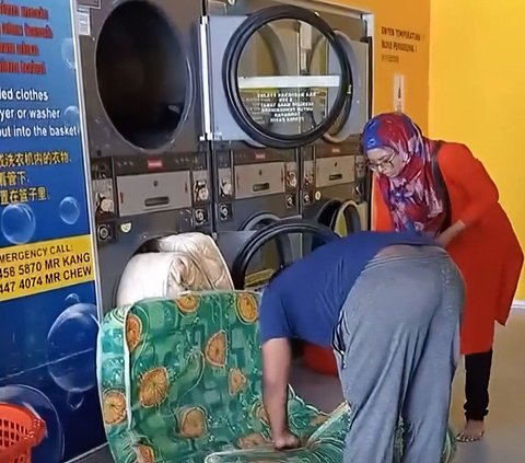 So Daring! This Married Couple Insists on Washing Two Thick Mattresses in a Self-Service Laundry Washing Machine, Netizens Are Furious