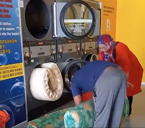 So Daring! This Married Couple Insists on Washing Two Thick Mattresses in a Self-Service Laundry Washing Machine, Netizens Are Furious