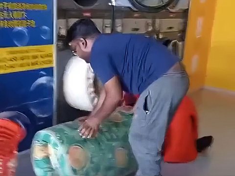 So Daring! This Married Couple Insists on Washing Two Thick Mattresses in a Self-Service Laundry Washing Machine, Netizens Are Furious