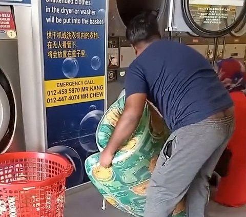 So Daring! This Married Couple Insists on Washing Two Thick Mattresses in a Self-Service Laundry Washing Machine, Netizens Are Furious