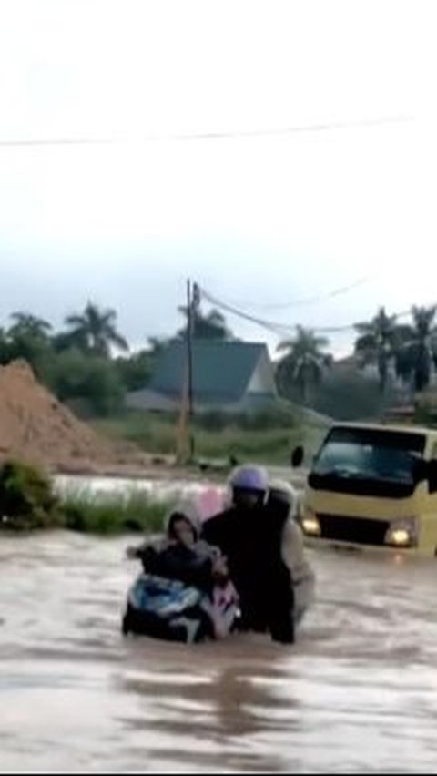 Respect! Pria Tinggalkan Motor Selamatkan Ibu dan Anak Terjebak Banjir Bandang ‘Sehat Selalu Bang’