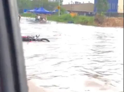 Respect! Pria Tinggalkan Motor Selamatkan Ibu dan Anak Terjebak Banjir Bandang ‘Sehat Selalu Bang’