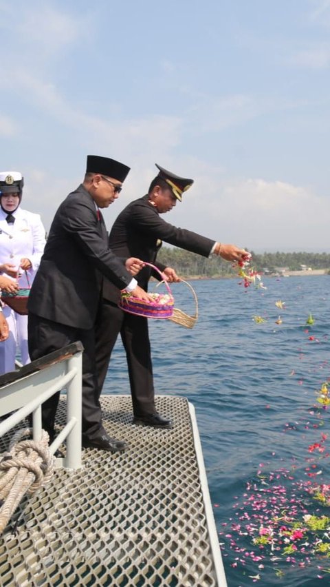 Hari Pahlawan, Pemkab Banyuwangi Gelar Upacara Tabur Bunga di Selat Bali