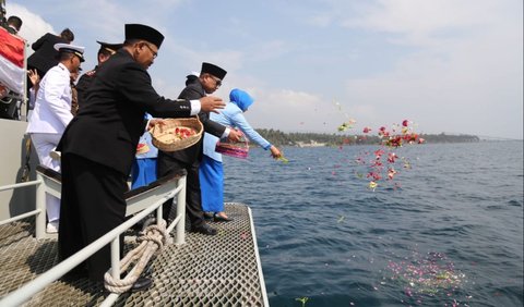 Setelahnya, dilarungkan karangan bunga sebagai tanda hormat, diikuti oleh tabur bunga di laut. 