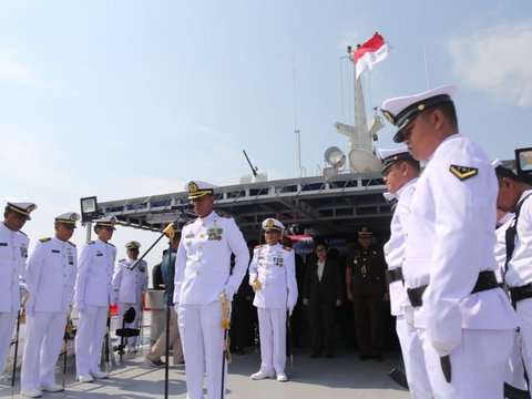 Hari Pahlawan, Pemkab Banyuwangi Gelar Upacara Tabur Bunga di Selat Bali