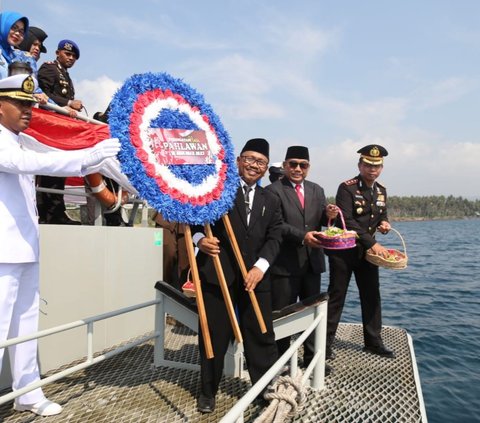 Hari Pahlawan, Pemkab Banyuwangi Gelar Upacara Tabur Bunga di Selat Bali