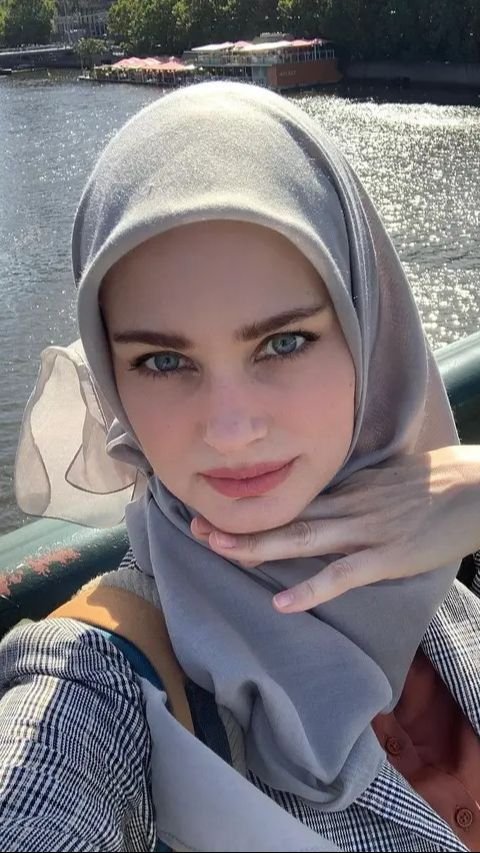 Penampilan Valentine Payen saat berhijab tak hanya memikat Ario Bayu, tapi juga mendapat pujian cantik dari warganet.